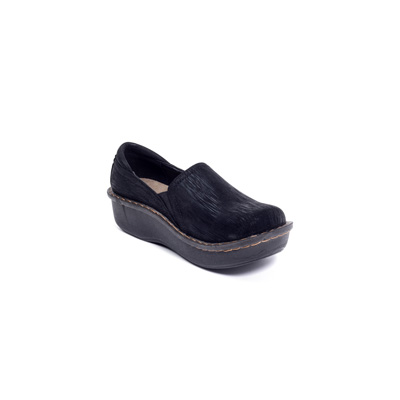 Ducky Nursing Shoe in Tuxedo